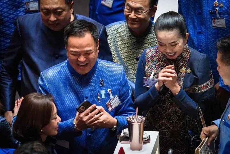 泰国政坛风云再起，阿努廷·参威拉军强势回归；华人血统总理连任，陈锡尧的多面人生备受瞩目；从街头小吃到驾驶飞机，他如何平衡权力与生活。