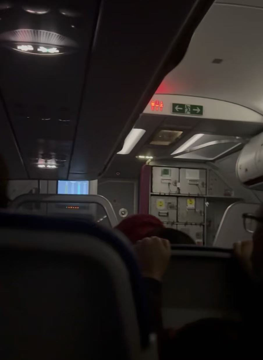 雷电突袭空中客机;伦敦飞特罗姆瑟航线惊现变故,乘客颠簸中见证惊魂一刻。 文化旅游 雷电突袭空中客机;伦敦飞特罗姆瑟航线惊现变故,乘客颠簸中见证惊魂一刻。 文化旅游