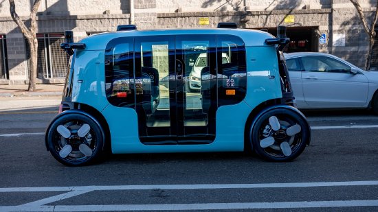 亚马逊Zoox自动驾驶出租车即将登陆奥斯汀与迈阿密；服务范围持续扩展，行业竞争日趋激烈。