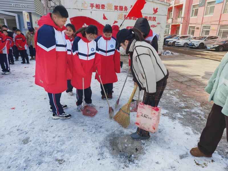  社区治理的「向阳解法」：系统性思维破解「一老一小」服务难题 新闻